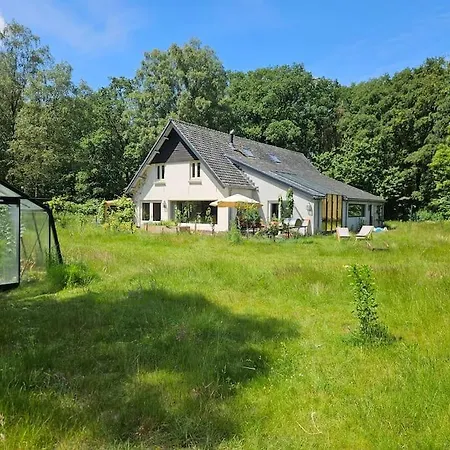 Op Ruim Een Hectare Prive Grond Villa *